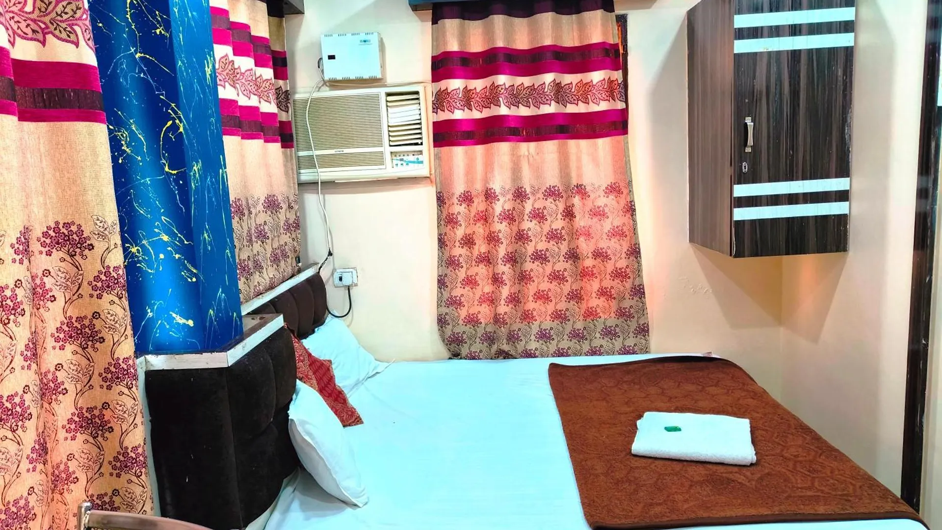 Hotel H M International Βαρανάσι 2*,